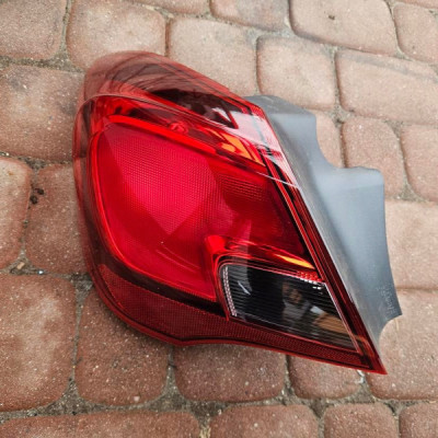 Lampa tył tylna lewa kompletna z podstawa Opel Corsa E 39068625