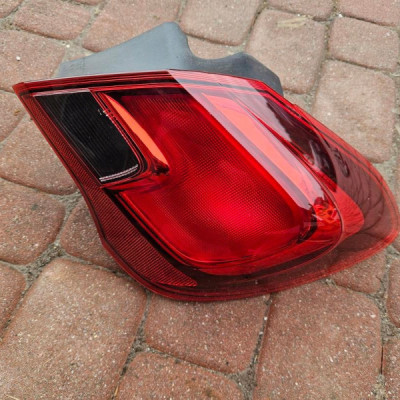 Lampa tył tylna prawa kompletna z podstawa Opel Corsa E 39068624