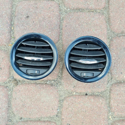 Kratka deski czarna nawiewu konsoli EU Opel Corsa D 13363313