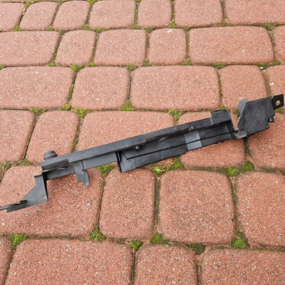 Ślizg mocowanie błotnika lewe wspornik uchwyt EUROPA Opel Corsa D 13395918