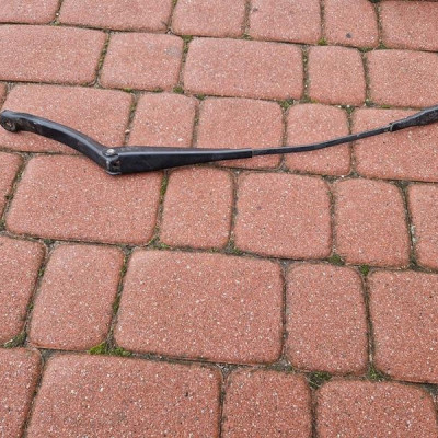 Ramie pióro wycieraczki lewe EUROPA Opel Corsa D 13182325