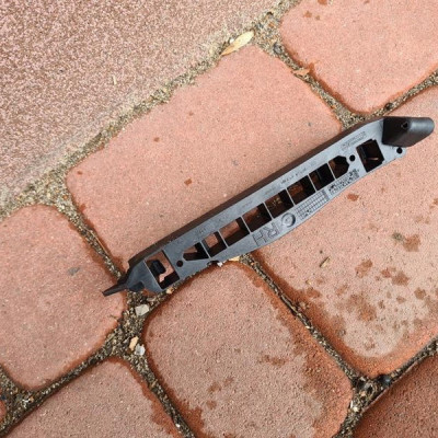 Mocowanie ślizg zderzaka przód przedni prawy Opel Corsa E 39014303