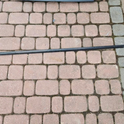 Uszczelka drzwi przód przednia prawa 3 drzwi zgarniacz Opel Corsa E