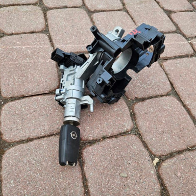 Stacyjka kluczyk grot scyzoryk europa Opel Corsa E