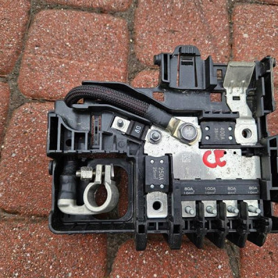 Klema bezpieczniki skrzynka bezpieczników Opel Corsa E