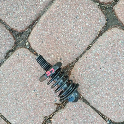 Rygiel maski sprężyna mocowanie bolec prowadnica Opel Corsa E