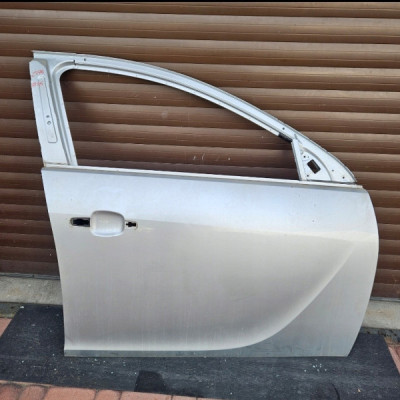 Drzwi przod przednie srebrne Z176 prawe Opel Insignia A