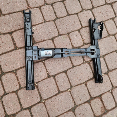 Prowadnice szyny silniczek regulacji fotela przesow OPEL ASTRA K 20160828