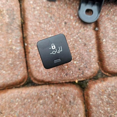 Przełącznik otwierania bagaznika klapy OPEL GRANDLAND X 9810617677