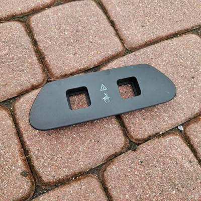 Obudowa osłona przycisków włacznik klapy OPEL GRANDLAND X YP00069677