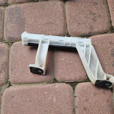 Prowadnica szyby wspornik lewy tył OPEL GRANDLAND X 9821857380