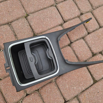 Obudowa osłona tunelu ramka plastik OPEL GRANDLAND X YP00086577