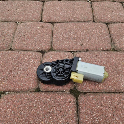 Silniczek regulacji kierowcy lewy fotela OPEL GRANDLAND X 0390207070