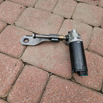 Silniczek regulacji kierowcy lewy fotela OPEL GRANDLAND X 1148696X 04