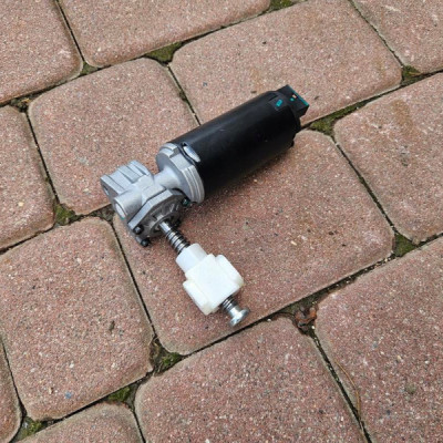 Silniczek regulacji pasazera prawy fotela OPEL GRANDLAND X 1149460X