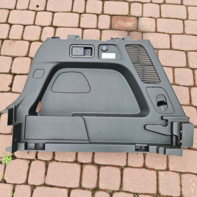 Obudowa osłona bagażnika lewa tapicerka OPEL GRANDLAND X YP00025177