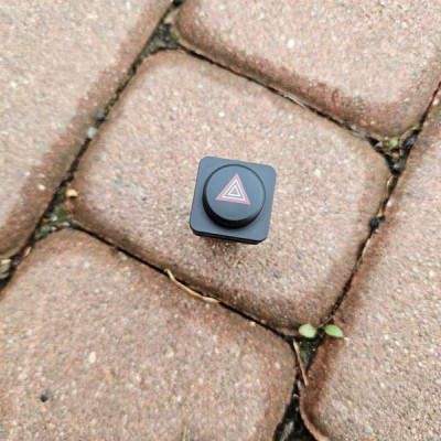 Przełącznik awaryjnych włącznik przycisk OPEL GRANDLAND X YP00033477