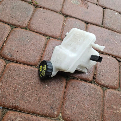 Zbiorniczek serwa hamulcowego czujnik OPEL GRANDLAND X 9807687080