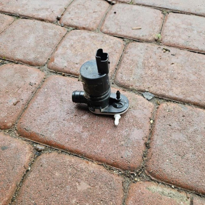 Pompka spryskiwaczy zbiorniczka OPEL GRANDLAND X 9813363380