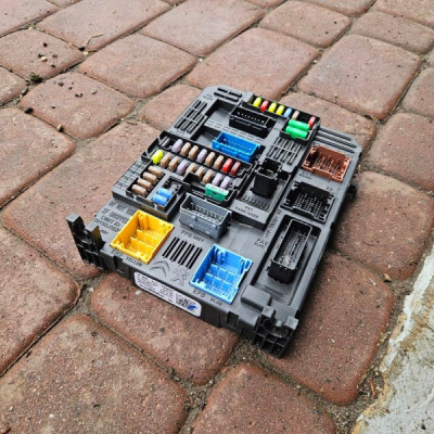 Skrzynka bezpieczników 1.2 AUTOM OPEL GRANDLAND X 9830805680-00 9830805680