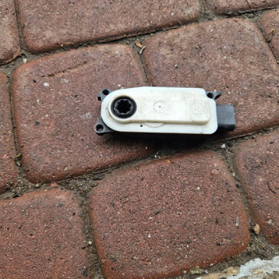 Silniczek rolety zaluzji nastawnik OPEL GRANDLAND X 5877R1001