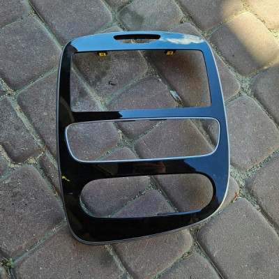 Ramka dekor radia osłona plastik deski Renault Clio 4 IV 682600568R