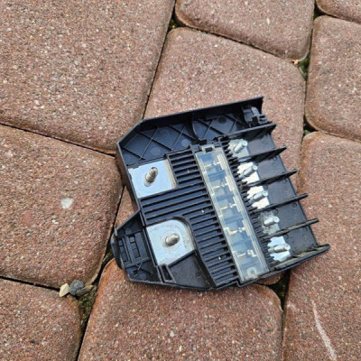 Skrzynka bezpieczników moduł OPEL GRANDLAND X