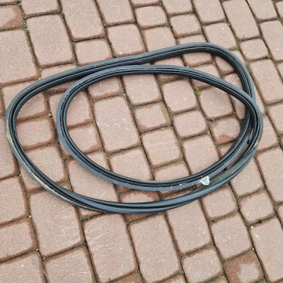 Uszczelka drzwi tył tylna bagaznika karoseryjna OPEL GRANDLAND X