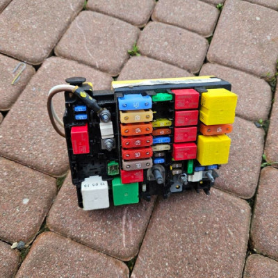 Skrzynka bezpieczników moduł przekaźniki OPEL GRANDLAND X 9804846880