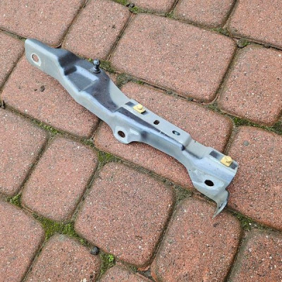 Wspornik uchwyt błotnika lewy mocowanie Renault Clio 4 IV 641351725R