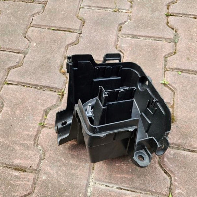 Obudowa pokrywa bezpieczników skrzynka puszka Renault Clio 4 IV 243804185R