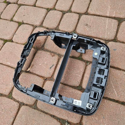 Obudowa ramka radia osłona kieszeń Renault Clio 4 IV 681043537R