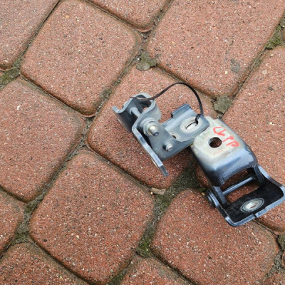 Zawias zawiasy przód przedni prawy prawa TEKPN EUROPA Renault Clio 4 IV