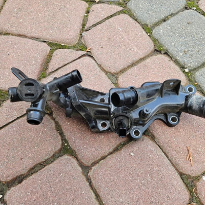 Krócieć termostat obudowa trójnik 0.9 TCe Renault Clio 4 IV 110608635R