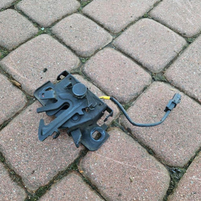 Zamek maski rygiel TRAFIC VIVARO EUROPA Renault Clio 4 IV 656011705R