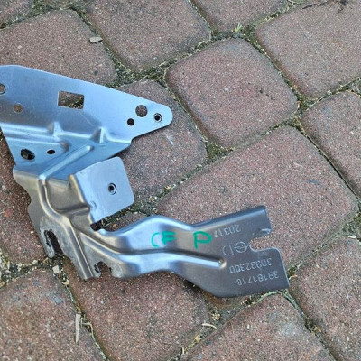 Wspornik błotnika prawy mocowanie uchwyt Opel Corsa F 39181718