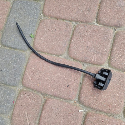 Dysza spryskiwaczy maski szyby przód Opel Corsa F 9835762780