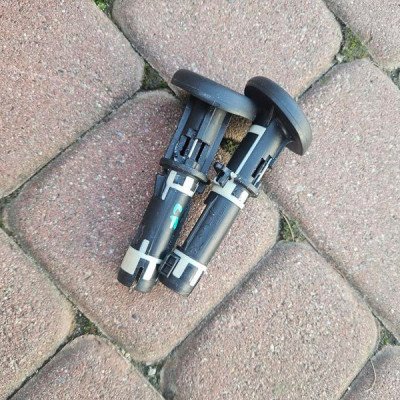 Zapinki wsówki zagłowka oparcia fotela kanapy tył Opel Corsa F 9818616077