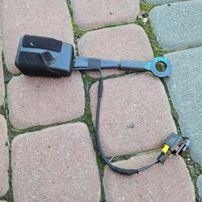 Zapinka pasów przód przednia wpinka Opel Corsa F 6350543ETB