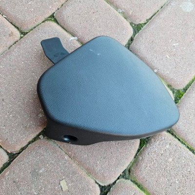 Obudowa osłona fotela plastik pasażera Opel Corsa F Mokka B 9824522780
