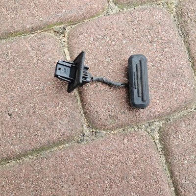 Przycisk otwierania klapy tył tylny mikrostyk Opel Corsa F 93487519