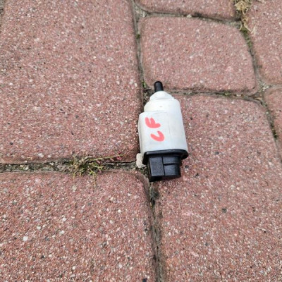 Przycisk czujnik stopu pedału położenia Opel Corsa F 9813503180