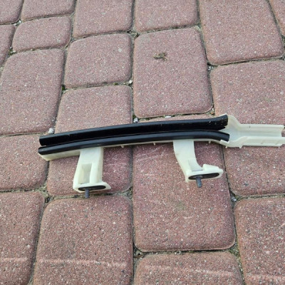 Prowadnica szyby uszczelka uchwyt mocowanie Opel Corsa F E-Corsa 9823208180