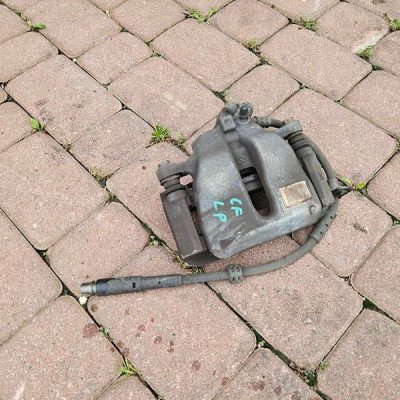 Zacisk przód przedni lewy koła przód Opel Corsa F E-Corsa 9824176580