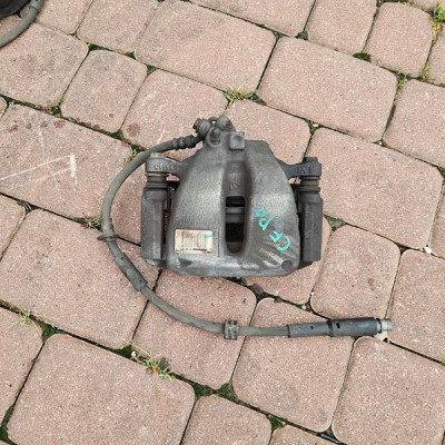 Zacisk przód przedni prawy koła przód Opel Corsa F E-Corsa 9824176680