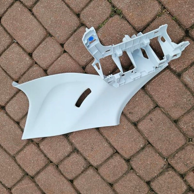 Obudowa osłona słupka podsufitki lewy Opel Corsa F E-Corsa 96642V