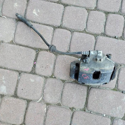 Zacisk hamulcowy przód przedni lewy Opel Corsa E