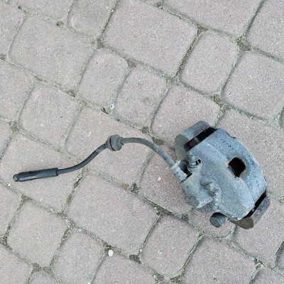 Zacisk hamulcowy przód przedni prawy Opel Corsa E