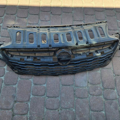 Grill chrom grilla emblemat atrapa podstawa Opel Corsa E 39003576