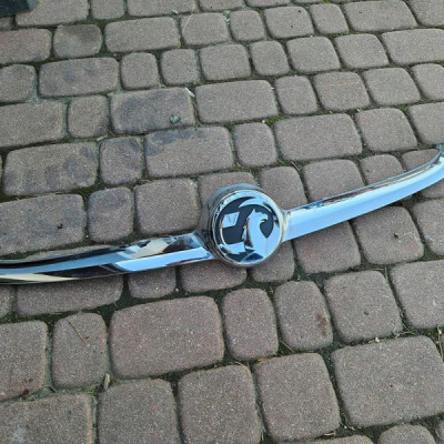 Grill chrom grilla emblemat atrapa Opel Corsa E 13399246